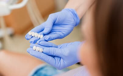 Porselen Kaplamalar: Dişlerinize Doğal Görünümünü ve Gücünü Verin